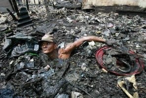 дада вот тебе пример чистильщик канализации,у них нету там не то что средств защиты но даже помпы.все ведрами в ручную