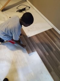 Если они ТАК укладывают ламинат то Хбокс спижжженный.
За такую работу надо руки отрывать.