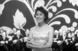 Вот Эльмира Жерздева. А на вашей фотографии Олег Анофриев с Ларисой Голубкиной в фильме-спектакле "Масштабные ребята" (1972 год)