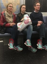 Фотошоп, да еще и такой, если бы мама моя делала. обе левые ноги с кроссовками удивительно один в один похожи , даже носки одинаковые :D :D