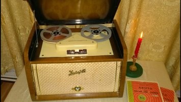 Мой первый был вот такой. Сколько он весил я не знаю, но для переноски явно не был предназначен. Зато лицевая панель, та которая с надписью, откидывалась, а там места пустого было завались. У меня там типа минибар был