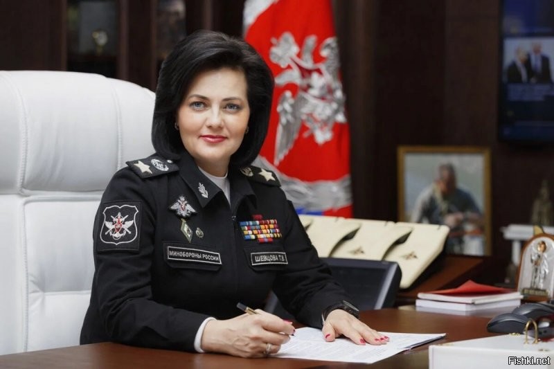 По утверждению МО,эти женщины не являются военнослужащими а являются государственными советниками различных классов.Просто гражданские госслужащие.Ну а погоны...так это просто форма такая.