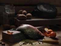 Starkonne ничего личного, но многие из этих натюрмортов не связываются в логические цепочки у меня лично. попытаюсь объяснить -
вот например

сухая щука к ней подан репчатый лук и черешки сельдерея и всё это надо сдабривать бальзамическим уксусом и есть ложкой?
Или вот например

зачем рядом с не чищеной рыбой лежат специи и лук  или её собрались мариновать в чешуе?