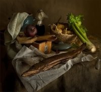 Starkonne ничего личного, но многие из этих натюрмортов не связываются в логические цепочки у меня лично. попытаюсь объяснить -
вот например

сухая щука к ней подан репчатый лук и черешки сельдерея и всё это надо сдабривать бальзамическим уксусом и есть ложкой?
Или вот например

зачем рядом с не чищеной рыбой лежат специи и лук  или её собрались мариновать в чешуе?