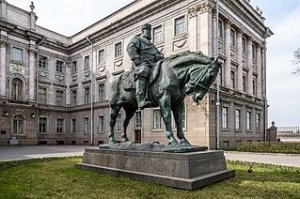 Забавные исторические анекдоты

Во многом именно царствование Александра 3 остановило Россию на пути прогресса и привело к отставанию от Европы в социально-экономическом и политическом развитии. И во многом к революции. 

И. Е. Репин определял его: «Россия, придавленная тяжестью одного из реакционнейших царей, пятится назад»[9]. По воспоминаниям Чуковского, Репин присутствовал на торжественном открытии этого памятника и в ту минуту, как увидел его, закричал: «Верно! Верно! Толстозадый солдафон! Тут он весь, тут и всё его царствование!»