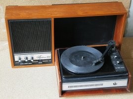 у меня в детстве была вот такая "каравелла"... сколько я детских пластинок на ней прослушал...