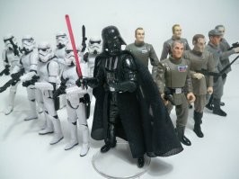 Мы слышим тяжелое дызание и тревожную музыку. Лорд Вейдер идет за тобой.