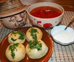 Нет, конечно. Пампушки с чесноком вместо хлеба. Мммм...