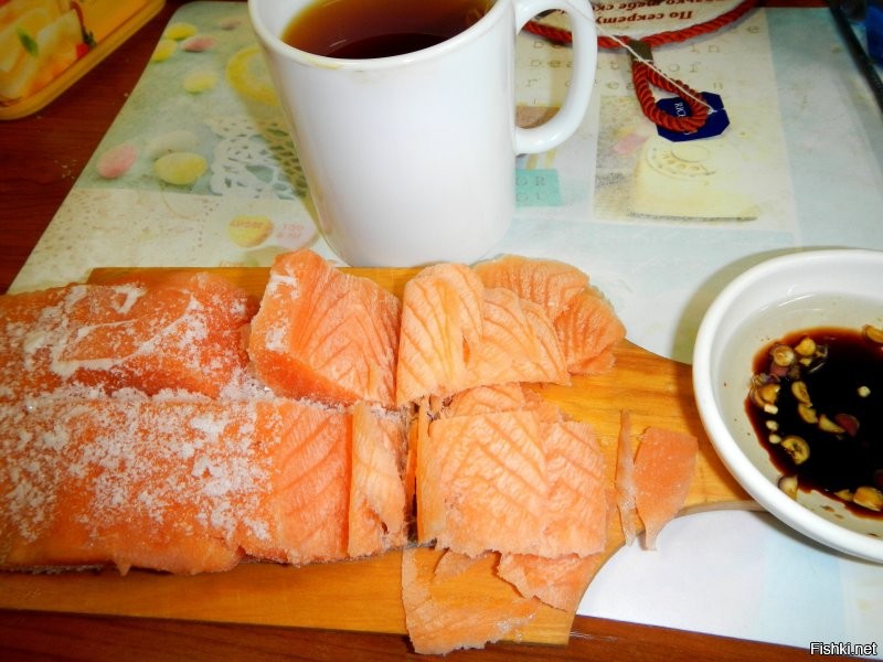 Распластать рыбку (лосося) на филейки на коже... и на поперечены см по 4-5... как на фотке...

если с солью, то чайную ложку, без горки, на кг рыбы... где теши, там несколько крупинок на кв.см... на хребтовое (толще) чуть больше... посол зависит от соли и степени кривизны рук (солить только жене доверяю, у нее уже глаз наметан)...)))
соленую выдержать сутки-двое в холодильнике, потом на поддончик, в пакет и в морозилку...

сырую, без соли, можно сразу пихать...
сутки ждать...
чем крупнее (жирнее) рыба, тем нежнее получается...

зы рыба с солью и без значительно отличается по вкусу!
мое макало - соевый соус для суши (слабосоленый), рафинированное подсолнечное масло и свежий острый перец (у меня свой растет)... хотя и без него вкусно..)))