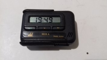 куплено то ли в 98 то ли 99 году на одном из таких рынков.
первый раз заменил батарейку недавно