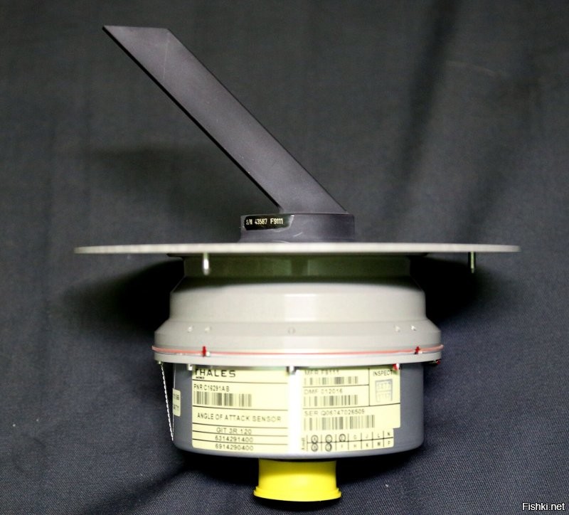 По бокам фюзеляжа.
Вот постик про них: