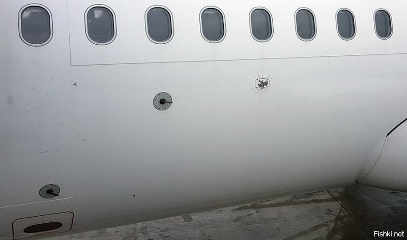 По бокам фюзеляжа.
Вот постик про них: