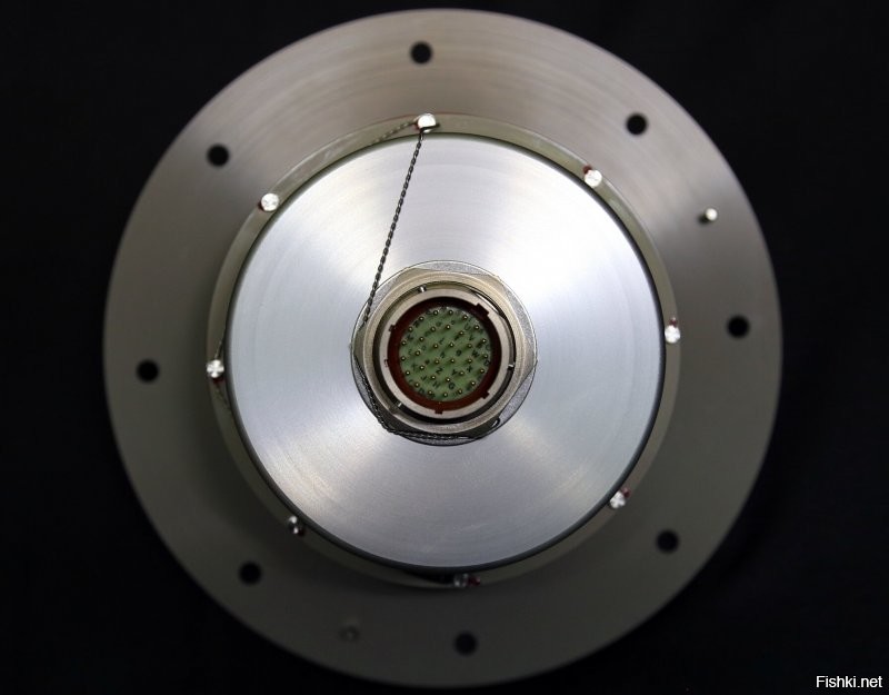 По бокам фюзеляжа.
Вот постик про них: