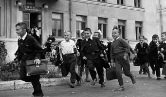 Навеяла фотография, вот всегда удивлялся - в фильмах звенит звонок, тут же распахивается дверь и выбегают дети, как будто в засаде сидят. И это несмотря на то, что "звонок для учителя". У меня вот никогда так не получалось, даже если сразу отпускали, от класса до двери ещё идти и идти было и по коридорам, и по лестнице. И это ещё за курткой не надо было бежать.