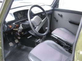 Ну, Автор, ну нет слов! 
Москвич 2715 Бизон 1
"Москвич бизон-1" подготовлен для сельской местности охоты и рыбалки. Данный ПИКАП был выбран для этой цели не зря. Во первых, легкий, надежный, как все "Москвичи" того времени. Данный экземпляр готовился для показа на выставке. Год выпуска автомобиля 2000, собирали на заводе видно из старых запасов. Двигатель и КПП установлены штатные. Установлена алюминиевая защита картера с буксировочными проушинами.

Передняя подвеска штатная, за исключением, переделки поворотных кулаков, крепления нижних рычагов и амортизаторов на шс. Пружины установлены от Волги с дополнительными проставками. Задний мост установлен от Нивы по многим причинам. Намного легче штатного, шире колея, установлена пониженная пара в редуктор 5,5, можно установить блокировку дисковую или кулачковую, все есть в продажи. Амортизаторы ВАЗ, а вот рессоры пришлось снимать 5 листов, очень жесткие, ведь машина весит всего 580 кг. Установлен гидравлический ручник, чтобы не переделывать троса. На передние ступицы изготовлены переходные дюралевые проставки под Нивские колеса. Колесные диски эксклюзивные R-16, кованные, производства ВИЛС. Шины 245/ 85 -16. Кузов штатный, за исключением: снята будка, переделаны задние дверцы, передние и задние крылья, арки колес, пороги обрезаны и переварены , установлены пластиковые расширители арок. В кузове установлен вварной каркас безопасности, багажник на крыше для запаски. Блокировку заднего моста можно установить по Вашему желанию.