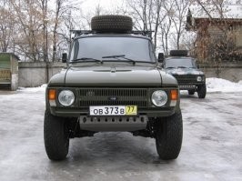 Ну, Автор, ну нет слов! 
Москвич 2715 Бизон 1
"Москвич бизон-1" подготовлен для сельской местности охоты и рыбалки. Данный ПИКАП был выбран для этой цели не зря. Во первых, легкий, надежный, как все "Москвичи" того времени. Данный экземпляр готовился для показа на выставке. Год выпуска автомобиля 2000, собирали на заводе видно из старых запасов. Двигатель и КПП установлены штатные. Установлена алюминиевая защита картера с буксировочными проушинами.

Передняя подвеска штатная, за исключением, переделки поворотных кулаков, крепления нижних рычагов и амортизаторов на шс. Пружины установлены от Волги с дополнительными проставками. Задний мост установлен от Нивы по многим причинам. Намного легче штатного, шире колея, установлена пониженная пара в редуктор 5,5, можно установить блокировку дисковую или кулачковую, все есть в продажи. Амортизаторы ВАЗ, а вот рессоры пришлось снимать 5 листов, очень жесткие, ведь машина весит всего 580 кг. Установлен гидравлический ручник, чтобы не переделывать троса. На передние ступицы изготовлены переходные дюралевые проставки под Нивские колеса. Колесные диски эксклюзивные R-16, кованные, производства ВИЛС. Шины 245/ 85 -16. Кузов штатный, за исключением: снята будка, переделаны задние дверцы, передние и задние крылья, арки колес, пороги обрезаны и переварены , установлены пластиковые расширители арок. В кузове установлен вварной каркас безопасности, багажник на крыше для запаски. Блокировку заднего моста можно установить по Вашему желанию.