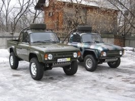 Ну, Автор, ну нет слов! 
Москвич 2715 Бизон 1
"Москвич бизон-1" подготовлен для сельской местности охоты и рыбалки. Данный ПИКАП был выбран для этой цели не зря. Во первых, легкий, надежный, как все "Москвичи" того времени. Данный экземпляр готовился для показа на выставке. Год выпуска автомобиля 2000, собирали на заводе видно из старых запасов. Двигатель и КПП установлены штатные. Установлена алюминиевая защита картера с буксировочными проушинами.

Передняя подвеска штатная, за исключением, переделки поворотных кулаков, крепления нижних рычагов и амортизаторов на шс. Пружины установлены от Волги с дополнительными проставками. Задний мост установлен от Нивы по многим причинам. Намного легче штатного, шире колея, установлена пониженная пара в редуктор 5,5, можно установить блокировку дисковую или кулачковую, все есть в продажи. Амортизаторы ВАЗ, а вот рессоры пришлось снимать 5 листов, очень жесткие, ведь машина весит всего 580 кг. Установлен гидравлический ручник, чтобы не переделывать троса. На передние ступицы изготовлены переходные дюралевые проставки под Нивские колеса. Колесные диски эксклюзивные R-16, кованные, производства ВИЛС. Шины 245/ 85 -16. Кузов штатный, за исключением: снята будка, переделаны задние дверцы, передние и задние крылья, арки колес, пороги обрезаны и переварены , установлены пластиковые расширители арок. В кузове установлен вварной каркас безопасности, багажник на крыше для запаски. Блокировку заднего моста можно установить по Вашему желанию.