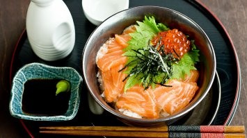 Это не крапива, это перилла, также известная под японским названием шисо. Перилла востребована в следующих сферах деятельности: косметология, народная медицина, создание декоративных композиций, в кулинарии. По свойствам не хужа, а может и круче подорожника. Её иногда называют "японская петрушка".