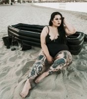 Какая нах женщина-вамп?
Вампиры кровь пьют, а это походу с упаковкой заглатывает... не пережевывая!