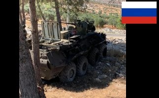 Это значит что либо врут насчёт лёгких ранений, либо что террористы с фугасом налажали и подрыв произошёл не под техникой, а рядом с ней. Так как российские войска патрулируют в Сирии не на машинах типа MRAP (например Камаз Тайфун), а на морально устаревших (да и проектировавшихся под другие задачи) БТР-82, которые, к сожалению, очень слабо приспособлены к наезду на мины. Опыт войны в Афганистане и Чечне, видмио ничему не учит, либо бойцов никто особо не считает, а вот БТР-ов с протвопульным и протвоосоколочным бронированием у нас - завались. А MRAP-ы всем выдавать - дорого. 
Кстати, по фото видно, что взрывная волна пришла с боку в БТР, а не из-под него.. иначе бы вид у машины был бы куда более плачевный.