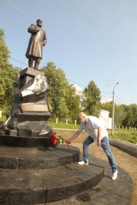Кушва и её старейший завод,  на Среднем Урале.
Буквально вчера 13.07.2020,  состоялось  открытие памятника Александра III

   Главным событием юбилейных торжеств стало возвращение на исторический пьедестал памятника императору Александру III. 

Подарок от завода Памятник государю-миротворцу был открыт на Заводской площади в 1901 году. Пьедестал украшали миртовая ветвь и надпись: «Население Кушвинского завода незабвенному монарху в память чудесного события 17 октября 1888 года». 

  После крушения царского поезда под Харьковом, когда ни император, ни его семья не пострадали, в народе появилась легенда. Рассказывали, что могучий император, спасая родных, удержал на плечах накренившуюся крышу вагона. Наверняка рабочие, рассматривая богатырскую скульптуру у заводских ворот, укреплялись в этой мысли.

  Памятник простоял до 1917 года, а затем его отправили  в переплавку. 
На постаменте же появился деревянный глобус, символизирующий неминуемую мировую революцию. И этой композиции не повезло – её сожгли занявшие город колчаковцы. 

 В 1923 году на то же место водрузили бюст Карла Маркса. В лихие девяностые бюст пропал. С тех пор постамент с миртовой ветвью оставался вакантным. 

Возвращение императора взял на себя коллектив Кушвинского завода прокатных валков – прямой наследник старинного металлургического предприятия. 
– Городу и нашему заводу нынче исполняется 285 лет.
К этой дате мы решили сделать подарок себе и всем кушвинцам - восстановить памятник Александру III,  основываясь на исторических фотографиях. 
Так площадь приобрела первозданный вид, - поделился владелец завода прокатных валков Радий Гималетдинов.