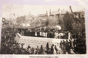 Кушва и её старейший завод,  на Среднем Урале.
Буквально вчера 13.07.2020,  состоялось  открытие памятника Александра III

   Главным событием юбилейных торжеств стало возвращение на исторический пьедестал памятника императору Александру III. 

Подарок от завода Памятник государю-миротворцу был открыт на Заводской площади в 1901 году. Пьедестал украшали миртовая ветвь и надпись: «Население Кушвинского завода незабвенному монарху в память чудесного события 17 октября 1888 года». 

  После крушения царского поезда под Харьковом, когда ни император, ни его семья не пострадали, в народе появилась легенда. Рассказывали, что могучий император, спасая родных, удержал на плечах накренившуюся крышу вагона. Наверняка рабочие, рассматривая богатырскую скульптуру у заводских ворот, укреплялись в этой мысли.

  Памятник простоял до 1917 года, а затем его отправили  в переплавку. 
На постаменте же появился деревянный глобус, символизирующий неминуемую мировую революцию. И этой композиции не повезло – её сожгли занявшие город колчаковцы. 

 В 1923 году на то же место водрузили бюст Карла Маркса. В лихие девяностые бюст пропал. С тех пор постамент с миртовой ветвью оставался вакантным. 

Возвращение императора взял на себя коллектив Кушвинского завода прокатных валков – прямой наследник старинного металлургического предприятия. 
– Городу и нашему заводу нынче исполняется 285 лет.
К этой дате мы решили сделать подарок себе и всем кушвинцам - восстановить памятник Александру III,  основываясь на исторических фотографиях. 
Так площадь приобрела первозданный вид, - поделился владелец завода прокатных валков Радий Гималетдинов.