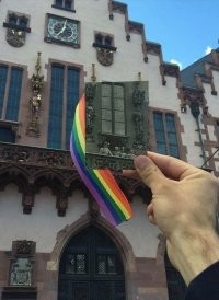 А тот, который слева на балконе стоит, за такой флажок мог бы и в концлагерь отправить. А сейчас эти радужные всеми привелегиями пользуются. Типа ущемляют их плять.