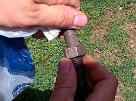 Да, да, а еще пугачи из велосипедных спиц делали, уж не знаю как родители не знали, но летом те еще боевые действия проходили на улицах моего городка, а самая опасная ночь с 6 на 7 июля ночь творения, уже повзрослев, проезжал по городу спутнику Новосибирску - Оби,  на одной из многоэтажек, было написано "Ночь тварила 2006", в своей безграмотности, очень точно описали, те действа, которые к своему стыду, мы тоже делали. Дрожжи в общественном туалете, все что могло тащилось на дорогу, однажды выкатили бетонную трубу (сосед привез чтобы мостик себе сделать, чтобы машина проезжала) поперек дороги, на следующий день 10 здоровых мужиков не могли её закатить обратно, он просил моего деда, чтобы тот на кране подъехал, обратно её поставил, а мне на тот момент всего 9 было, а старшему из нашей компашки 13 лет, просто остальное вообще лучше помалкивать. 
Родители не знали, как же, практически все рецепты передавались из поколения в поколение=)
А в общем, весело было, летом на улице скучать не приходилось, велосипеды превращались в каскадерские снаряды, ободранные колени и локти, я однажды не вписался в поворот и повис грудью на заборе, а заборы были такие заостренные (фото ниже, только забор по выше был), ощущения не забываемые, на горках катались всей толпой, до сих пор шрам на голове от санок друга, а еще забава по залитой горке на ногах проехать, шрам под глазом напоминает, мать в истерике была, пришел домой все лицо в крови залито бровь рассек, да много чего было=)