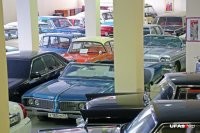 Какая это коллекция? Это банальная свалка. Коллекционеры свои машины любят. Этот - тупо купил и бросил. Он хоть один автомобиль восстановил? Если что - вот как выглядит коллеция: