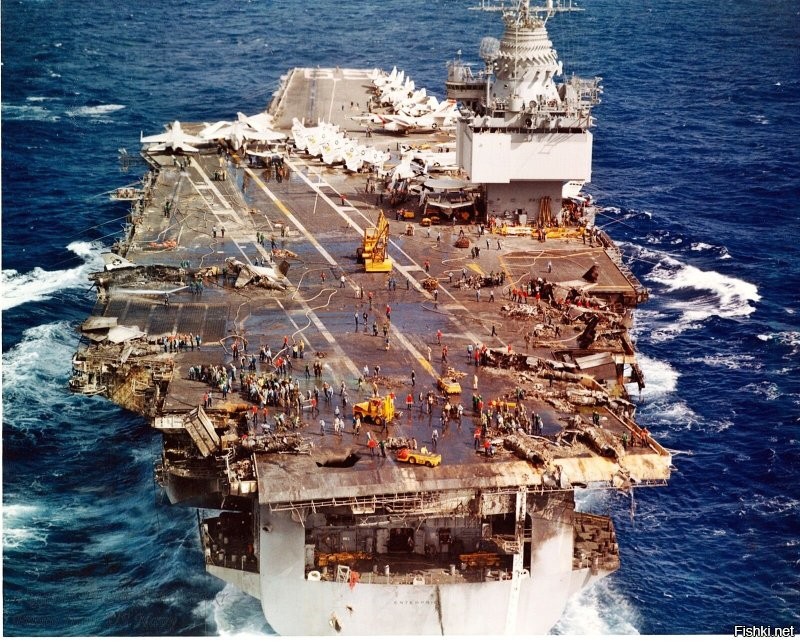 Атомный крейсер USS Long Beach (CGN-9) введён в эксплуатацию раньше - 9 сентября 1961 года. На первом фото он в середине. 
Фото палубы энтерпрайза в хорошем разрешении.