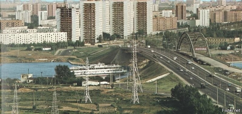 Было-стало. Такой же ракурс уже трудно найти, т.к. там целый комплекс эстакад, уровень просто выше.
+ бонус (то же место, тоже из прошлого, но с высоты) - "Историческое фото комплекса башен КМС-101, оформляющих въезд в Москву по Ленинградскому шоссе."