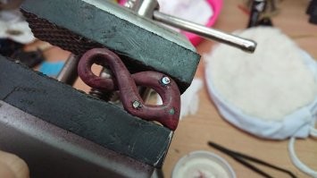 Согласен, если реч идет об инструмен, оружие и т.д.
Но я же говорил - мне не нужна была красота. Когда хочется что-то красивое, могу сделать. Вот - кулончики для жены, из кокоса и дерева. :)