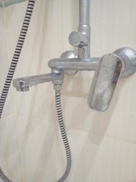 Это не безумие. Видел в продаже. Смеситель для душа. Несколько необычно и капризно только. На лейке свой выключатель три положения (гусак/выключено/лейка) от него тросик в гусак - там клапан. Плохо, что если шланг потечет - менять всё, шланг с тросиком отдельно не продаётся.