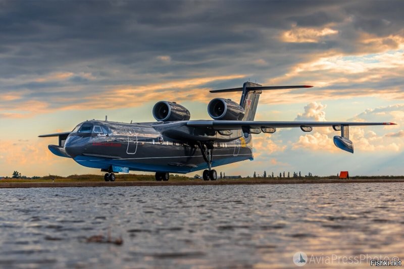 Первый полученный морской авиацией ВМФ России самолет-амфибия Бе-200ЧС (предположительный серийный номер 311, бортовой номер «20 желтый», имя собственное «Александр Мамкин»). Ейск