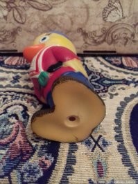 Кстати , на стальную ось, на которую одевалась пластинка, очень хорошо садились резиновые игрушки, у которых снизу было технологическое отверстие. Было офигенно, когда играла музыка и какой нибудь резиновый зайчик кружился. Вот это была развлекуха! Не то что сейчас скучные смартфоны с унылыми играми.