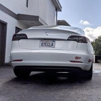 Владельцы Tesla Model 3 жалуются, что задний бампер электромобиля отваливается после езды по лужам