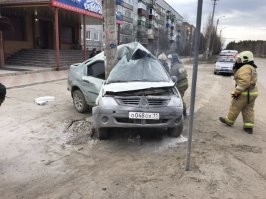 Авария дня. В Республике Коми Рено Логан на большой скорости влетел в столб