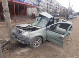 Авария дня. В Республике Коми Рено Логан на большой скорости влетел в столб
