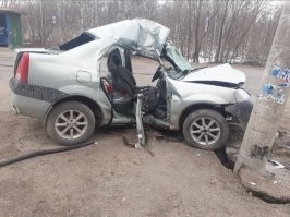 Авария дня. В Республике Коми Рено Логан на большой скорости влетел в столб