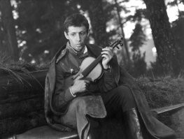 Лев Вайнштейн. Янкель в "Республике ШКИД", штурман Гуревич в "Хронике пикирующего бомбардировщика" и другие менее известные роли.