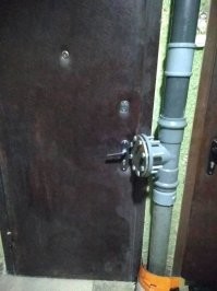 Развернуть пластиковые трубы труда не составляет. Тут скорее всего соседи шутят. То к одной двери повернут, то к другой.