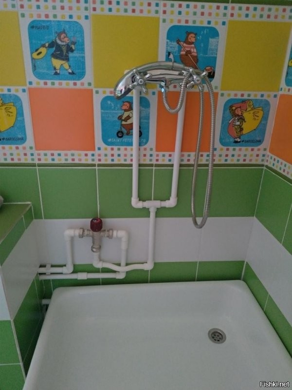 Судя по всему, это детский сад. Смеситель с душем только для вида -- им температура воды не регулируется. Сделано, чтобы дети не обожглись.