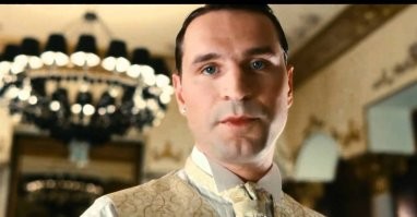 Украсьте готовый крамбл фруктовыми слайзами, и кусочками скрэмбла, подавйте с микс шейком, на широком слэбе.