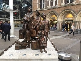 Памятник "Прибытие", посвященный Kindertransport, Лондон, вокзал Liverpool Street