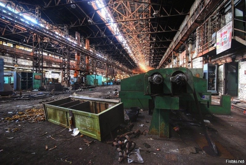 Вот разрушенный Серп и Молот в Москве. Крупнейший металлургический завод был.
Есть сайт интересный . Там и заводы и военные объекты и вообще много фоток.