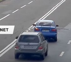 Все таки вам разжевать надо.
1. Появление субару, фонари не горят.
2. Реакция водительницы за метр до столкновения, загорается правый фонарь, да и левый тлеть начинает (как ваше фото).
3. Контакт, горят все фонари, кроме центрального
При торможении за метр до аварии тормозного пути не будет, не успеют колодки настолько сжаться за такое расстояние, а дальше уже некому давить.