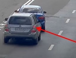 Все таки вам разжевать надо.
1. Появление субару, фонари не горят.
2. Реакция водительницы за метр до столкновения, загорается правый фонарь, да и левый тлеть начинает (как ваше фото).
3. Контакт, горят все фонари, кроме центрального
При торможении за метр до аварии тормозного пути не будет, не успеют колодки настолько сжаться за такое расстояние, а дальше уже некому давить.