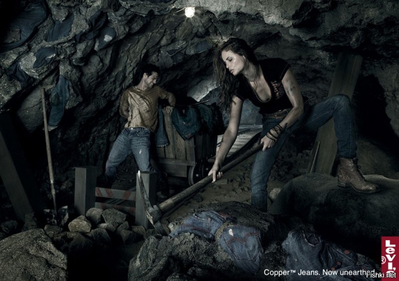 Парень спрашивает девушку на улице: 