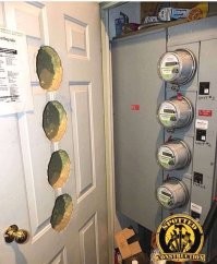 Да это как раз нормально, а вот всякую горючую хрень из-под и на щите надо убрать.)