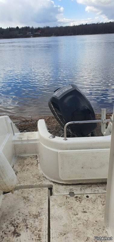 на фоне песка....